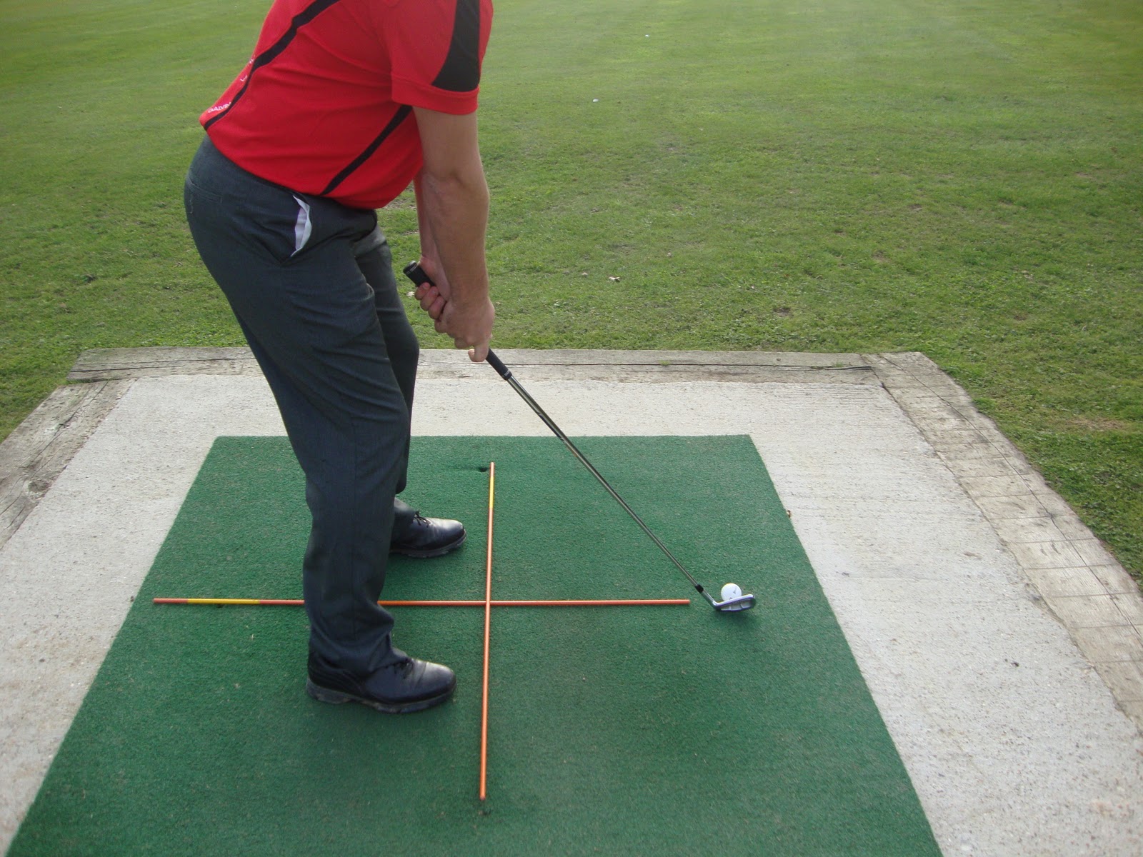 Golf swing alignment is one of the major flaws of inexperienced golfers and to some extent many experienced golfers too.Here are tips to help